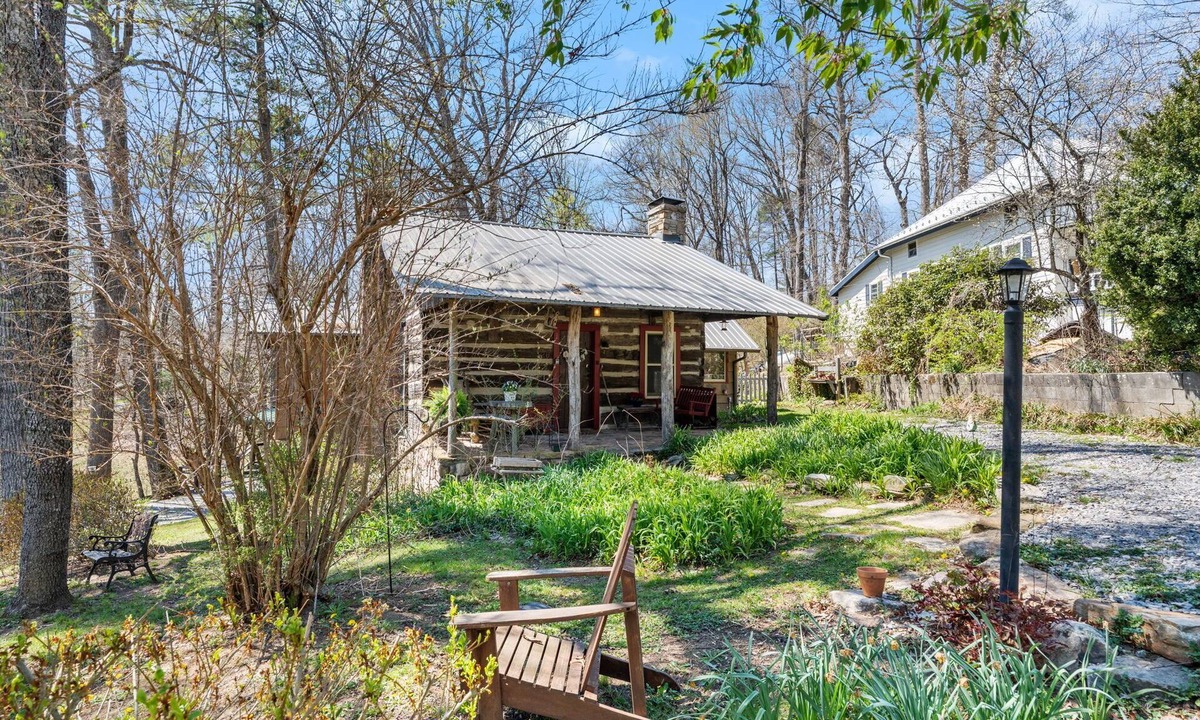 Linville Falls Cabin | Sunalee Log Cabin - 2 bedrooms - Minutes to Linville Falls - Pet Friendly Yard!