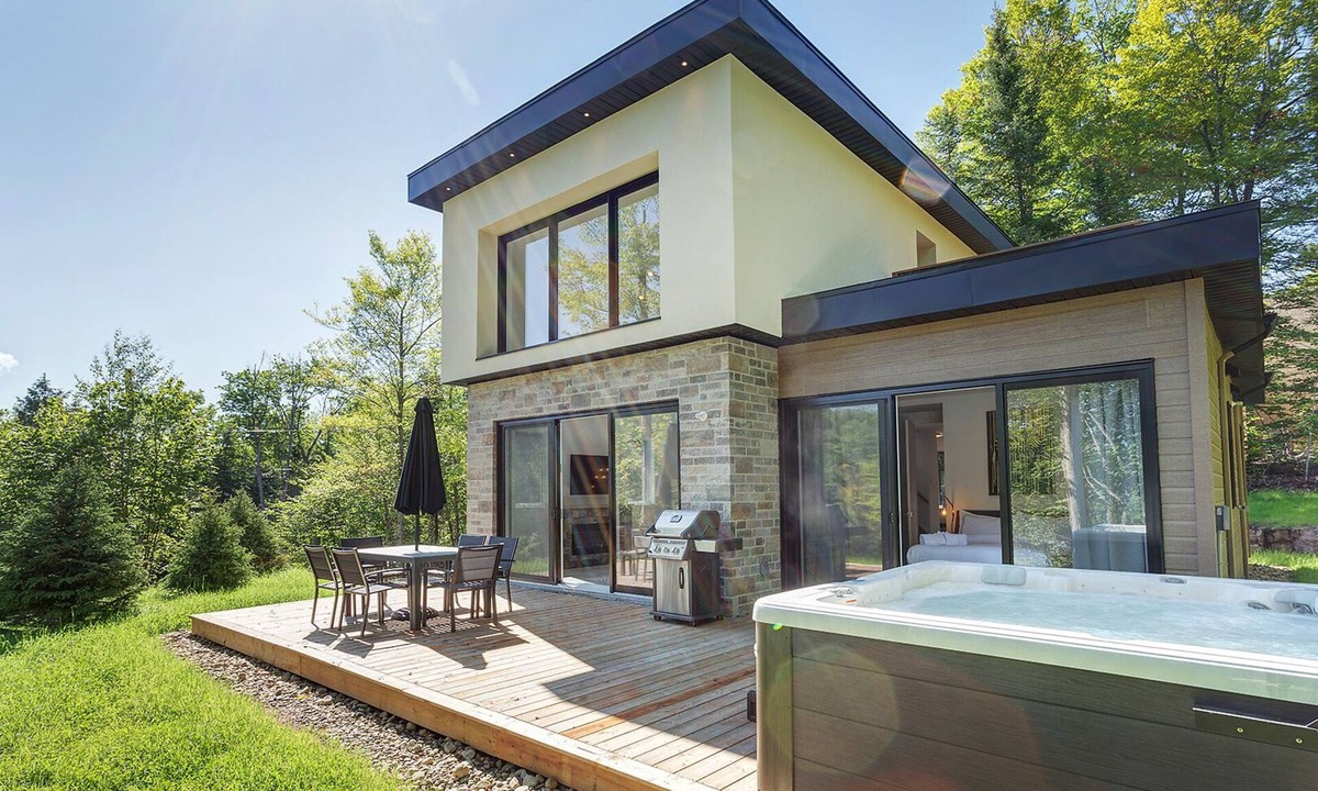 La Conception Ski Chalet | Sunny Chalet with Hot Tub near Tremblant. Pet friendly!