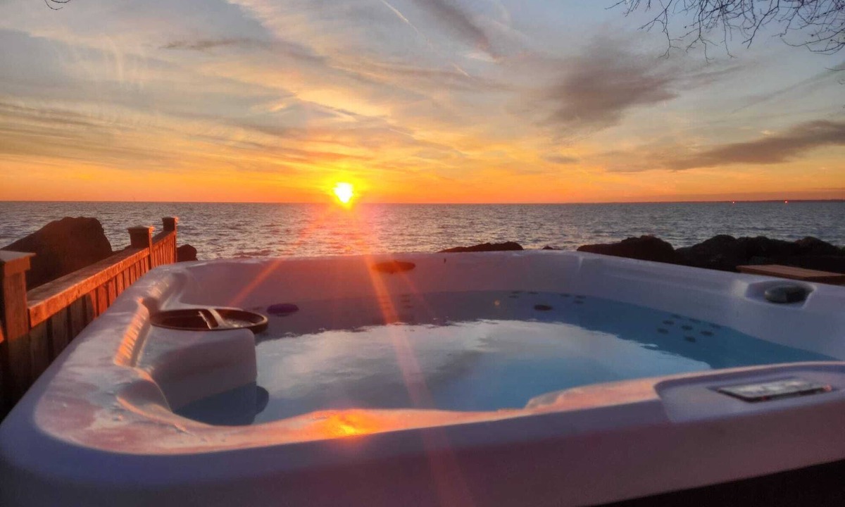 Leamington House | Sunroom Shores Lake House 3 BDRM Retreat