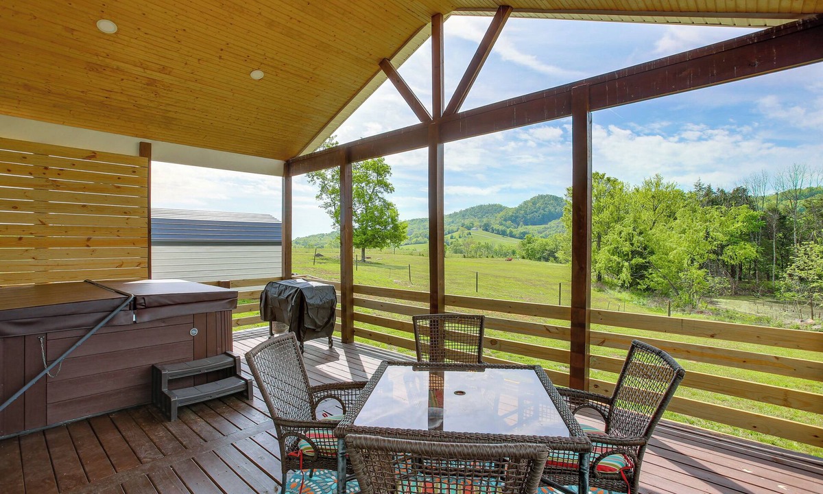 Hartsville House | Sunset Soaks & Family Fun: Rural Tennessee Retreat
