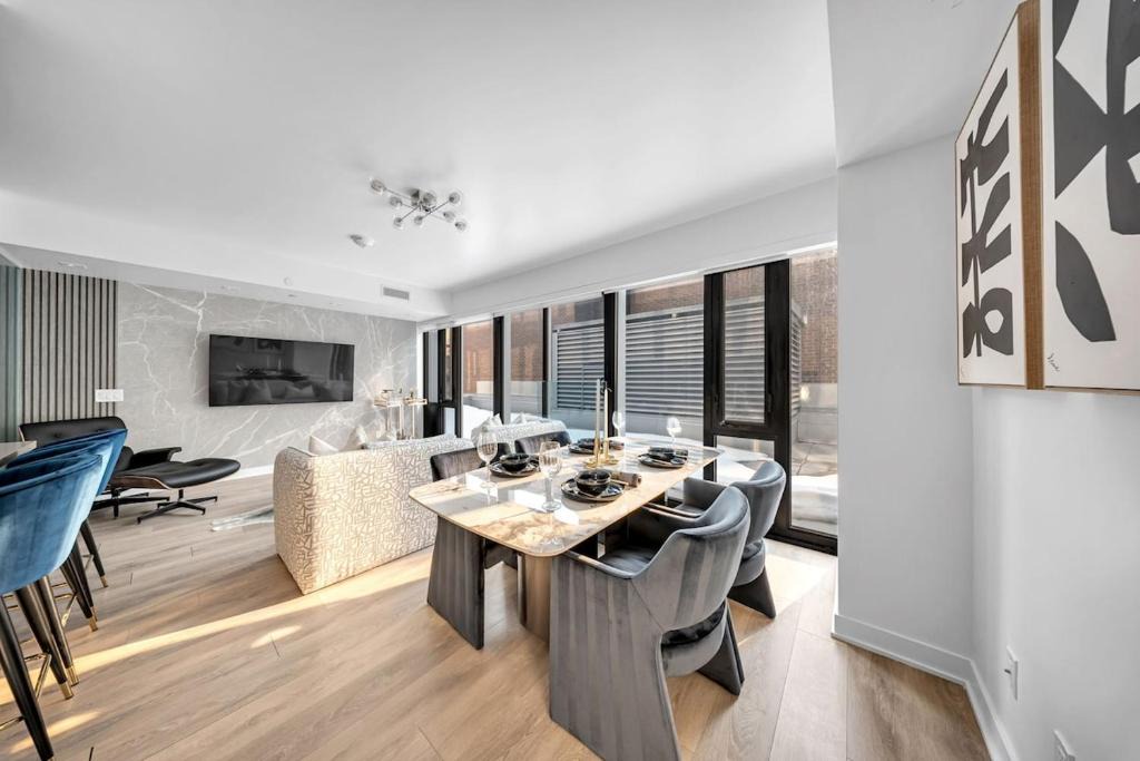Bloor-Yorkville Apartment | Sunston Haven Yorkville sleeps 6!