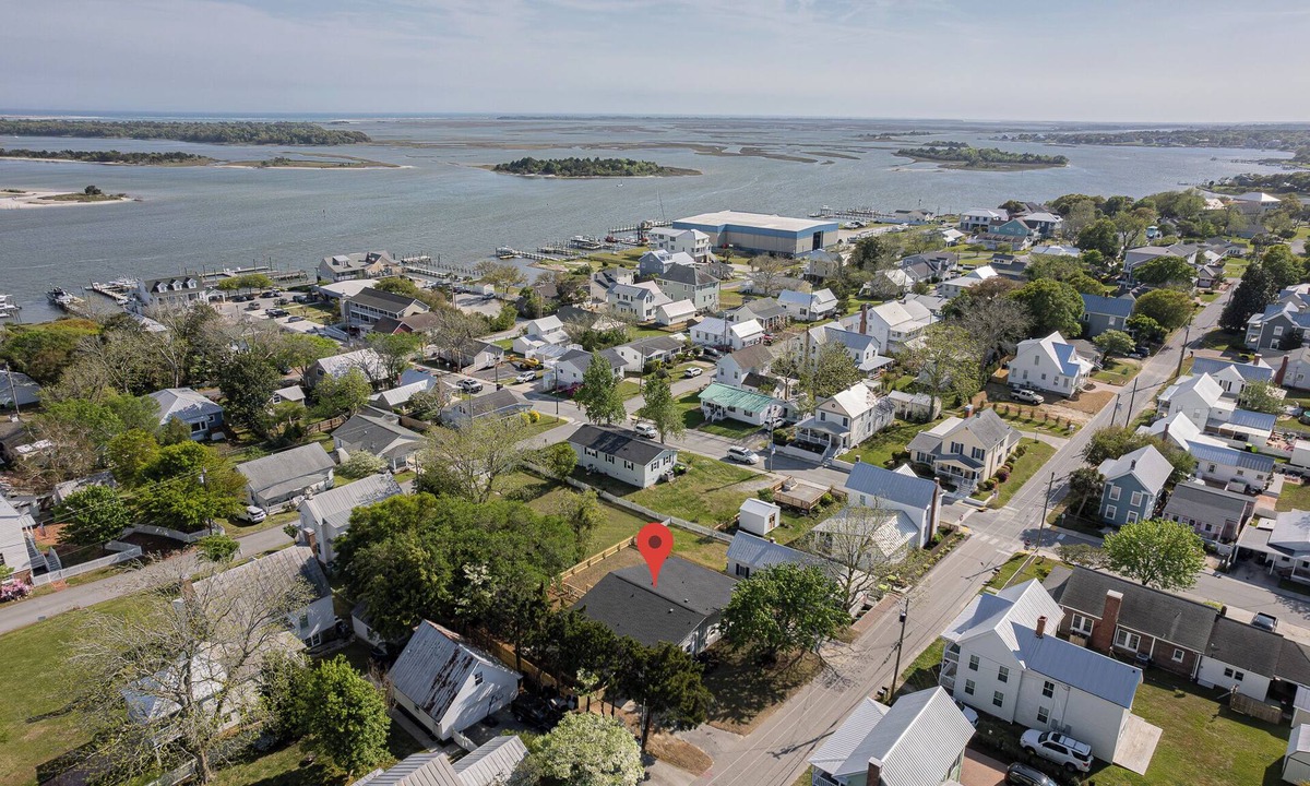 Swansboro House | "Swanbreeze East" Historic Swansboro Getaway near Emerald Isle - Walk Everywhere