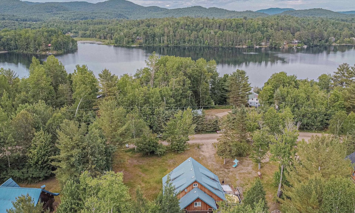 Notre-Dame-du-Laus Cabin | Swedish Sauna & Hot Tub at Lakeside Log Cabin