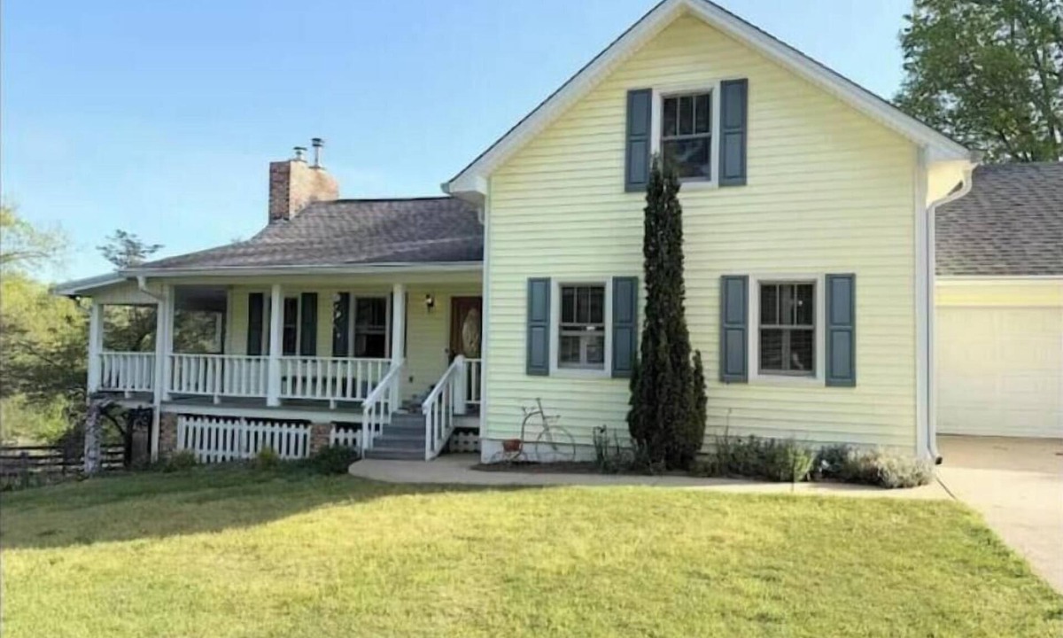 Gainesville House | Tall Tales Farmhouse Retreat
