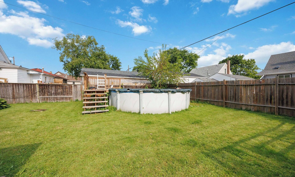 Sarnia House | The Bluebird- Above Ground Pool/Fully Fenced Yard