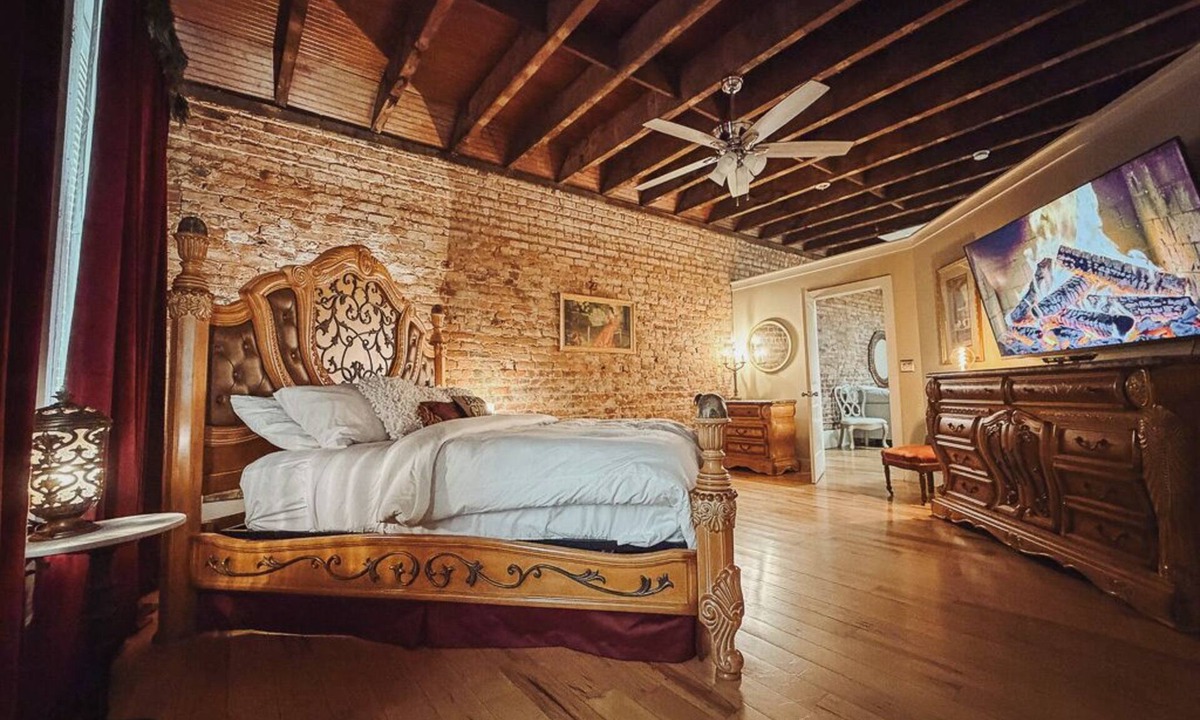 Abbeville Apartment | The Esquire - King Suite on Abbeville's Historic Square