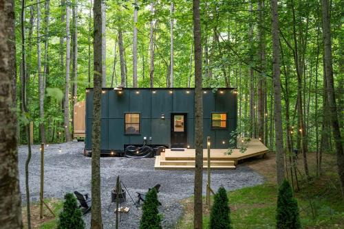 Sylva Apartment | The Evergreen - Serene, Romantic Getaway, Outdoor Shower, and Hiking