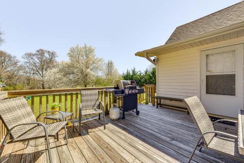 Fort Lawn House | 'The Farmhouse' in Fort Lawn w/Fire Pit & Deck!
