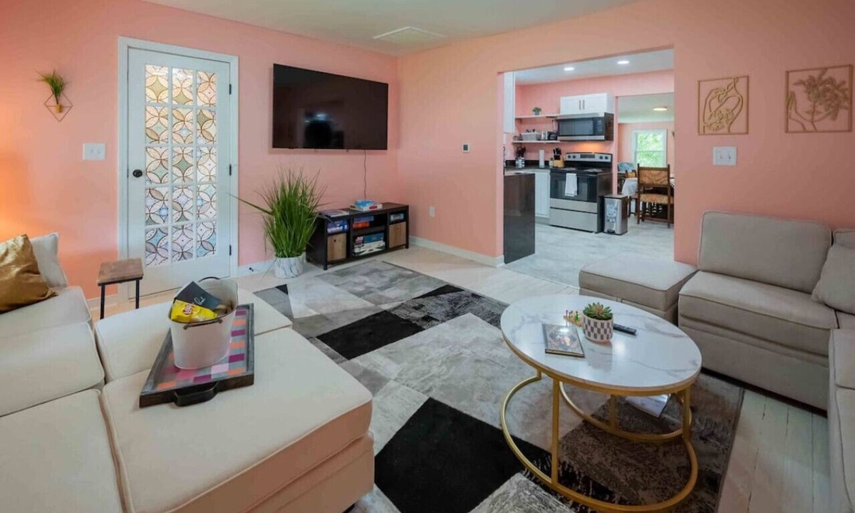 Spring Grove House | The Great Gatsby: Pink Flamingo Lounge Retreat!