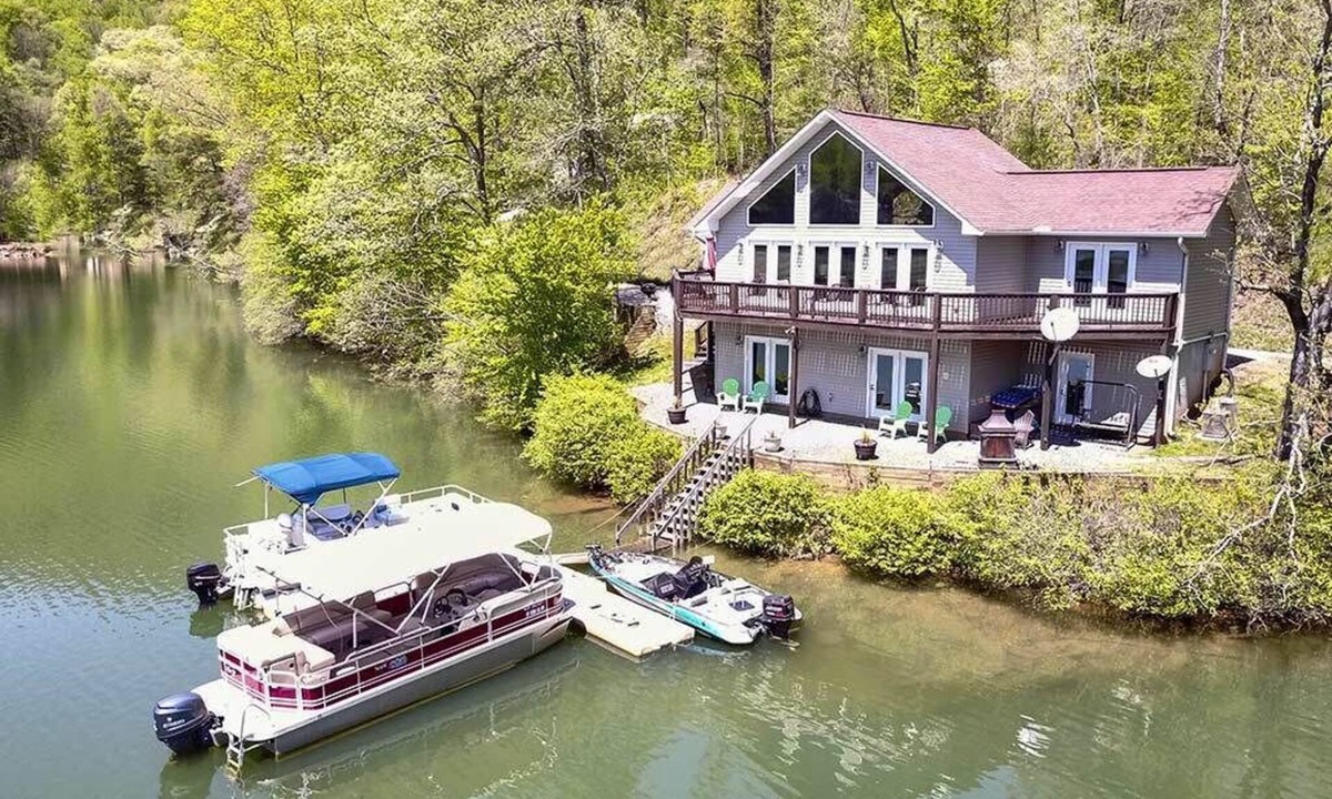 Robbinsville House | The Mountain Lakehouse 2BR 2.5 Bath Home, Sleeps 10. Private Dock.