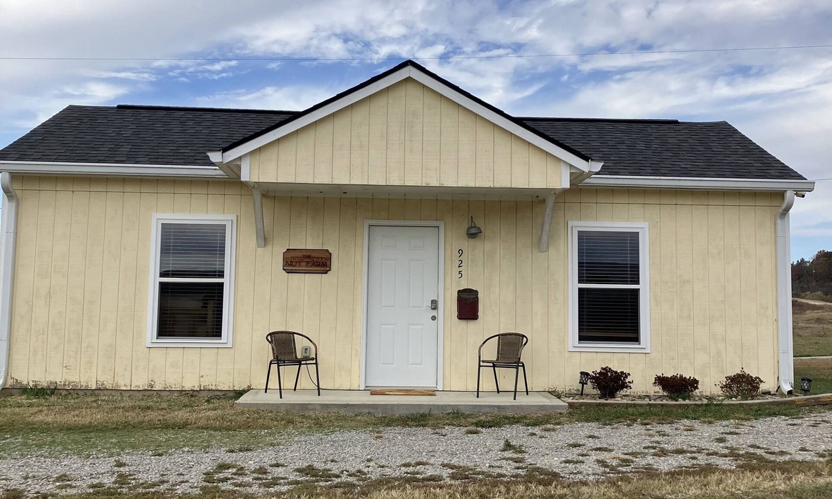 Seymour Cottage | THE NUT FARM 20 minutes to Pigeon Forge Sleeps 2/No animals/ No children