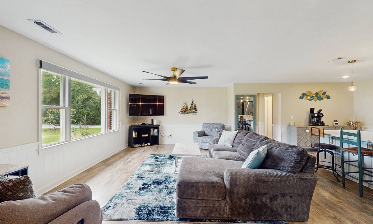 Newport House | The Odd Pearl | Crabbing, Kayaking, & Quiet Coastal Living