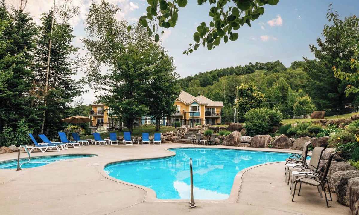 Saint-Faustin-Lac-Carre Apartment | The snö - Pool, lake and terrace