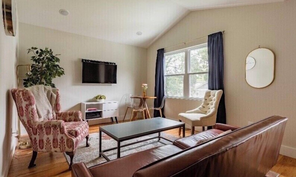 Cleveland Park House | The Studio at Cleveland Park 2 bedroom 2 bathroom Near Lower Broadway