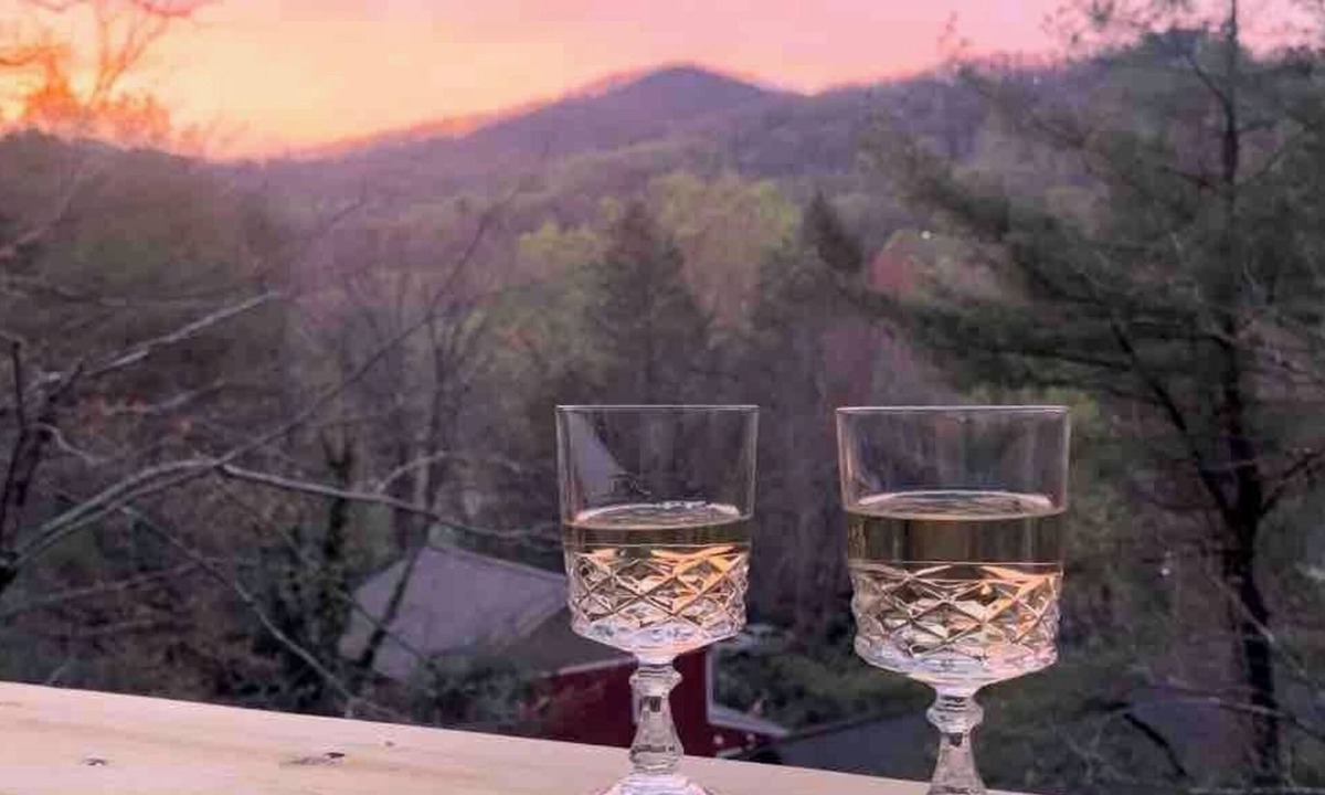 Mill Ridge Ski Chalet | TheaterGameRm*HeatedFloors*FireptTennis*Swing*Fam