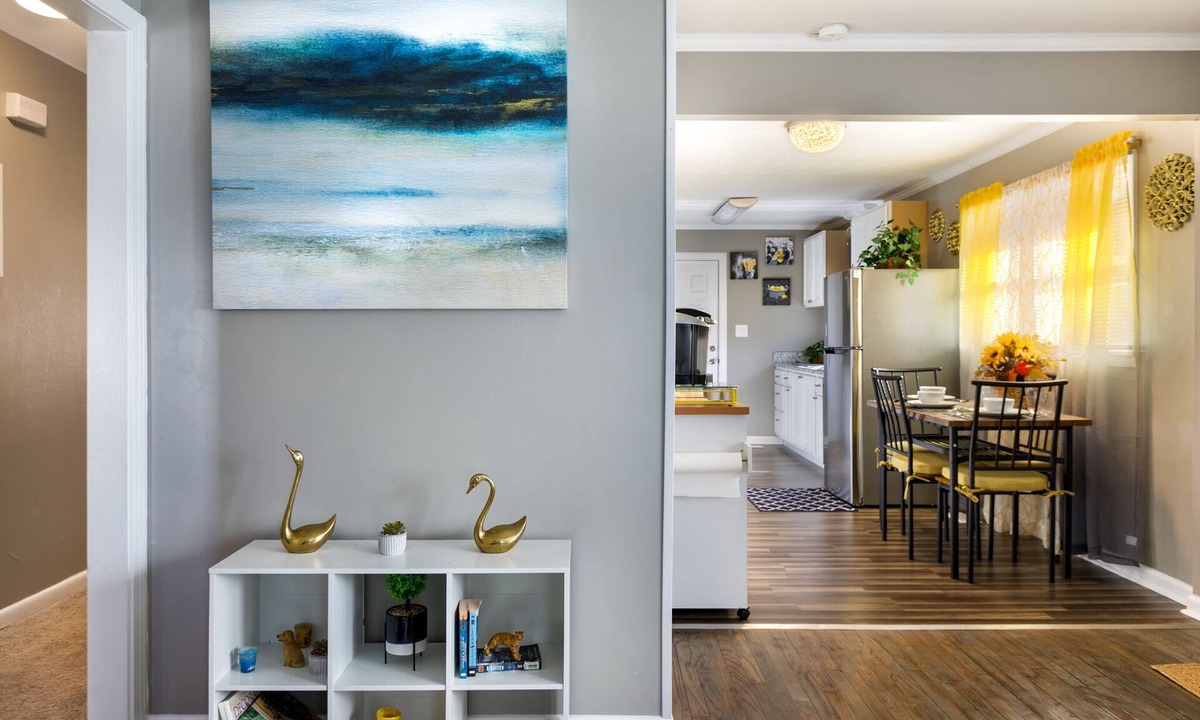 Fayetteville House | This is a cozy vintage ranch that sits on the edge of HWY 95 boarders.