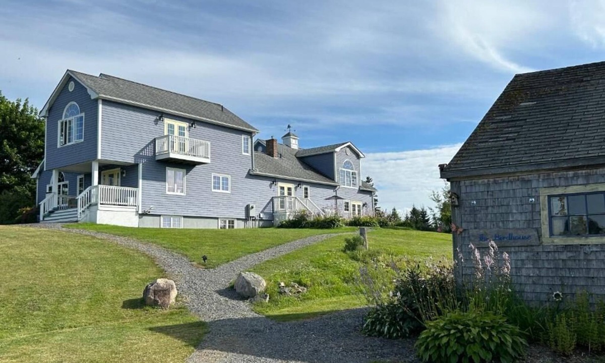 Hall's Harbour Bed & Breakfast | Tides Inn Guest Suites