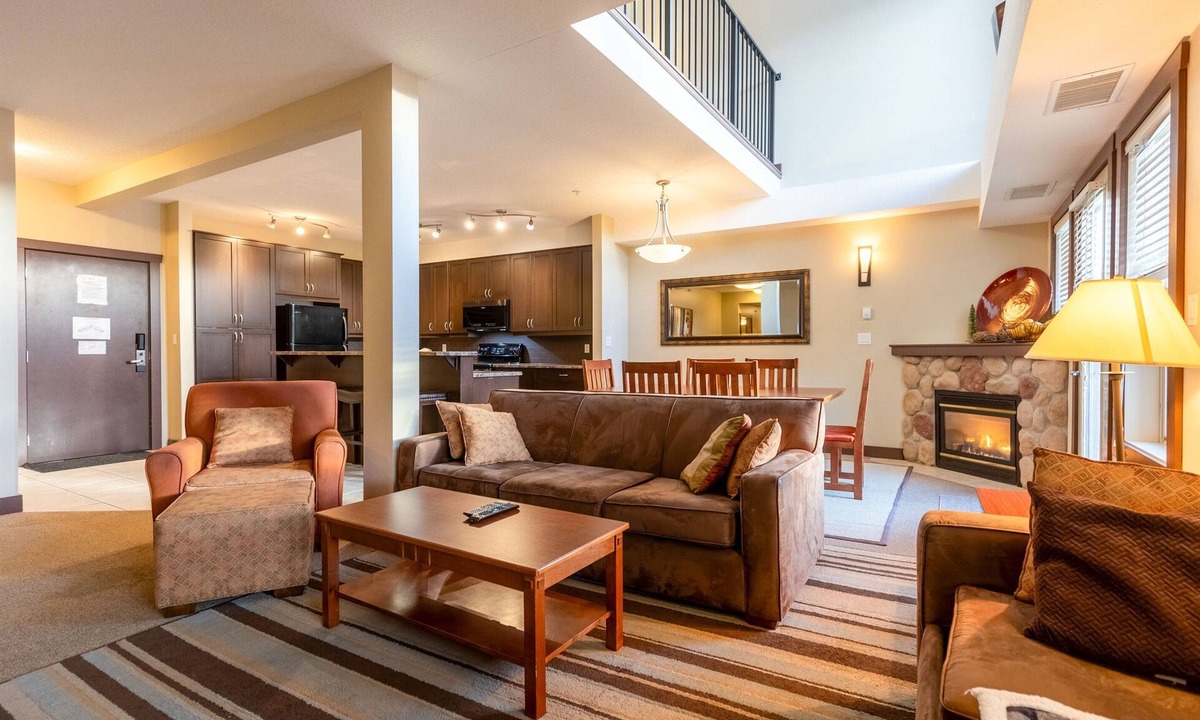 East Kootenay Condo | Top Floor with AC. Hot Tub. Mtn. Views
