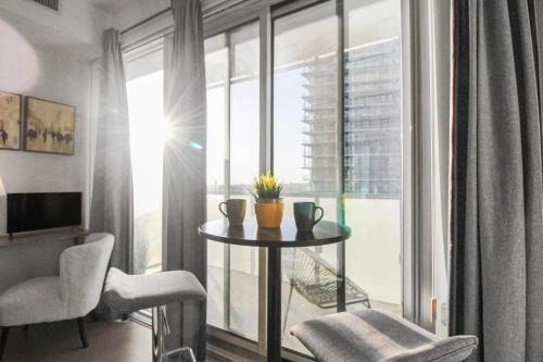 Downtown Toronto Apartment | Toronto Luxe Suite - Steps to CN Tower, Rogers Centre & Harbourfront - Walk score 10