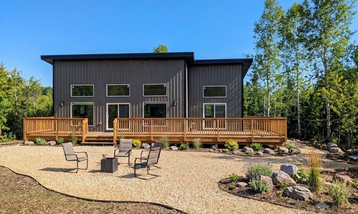 Little Bullhead Cottage | Tranquil 3-bedroom lake front cottage with AC/central heat in Mill Creek beaches