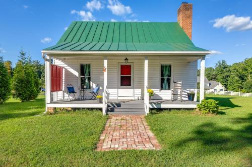 Midlothian House | Tranquil Cottage in Virginia Countryside w/Pond!