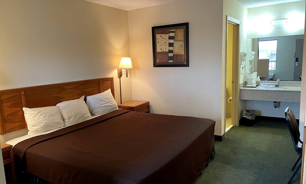 Sumter Hotel | Travelers Inn & Suites