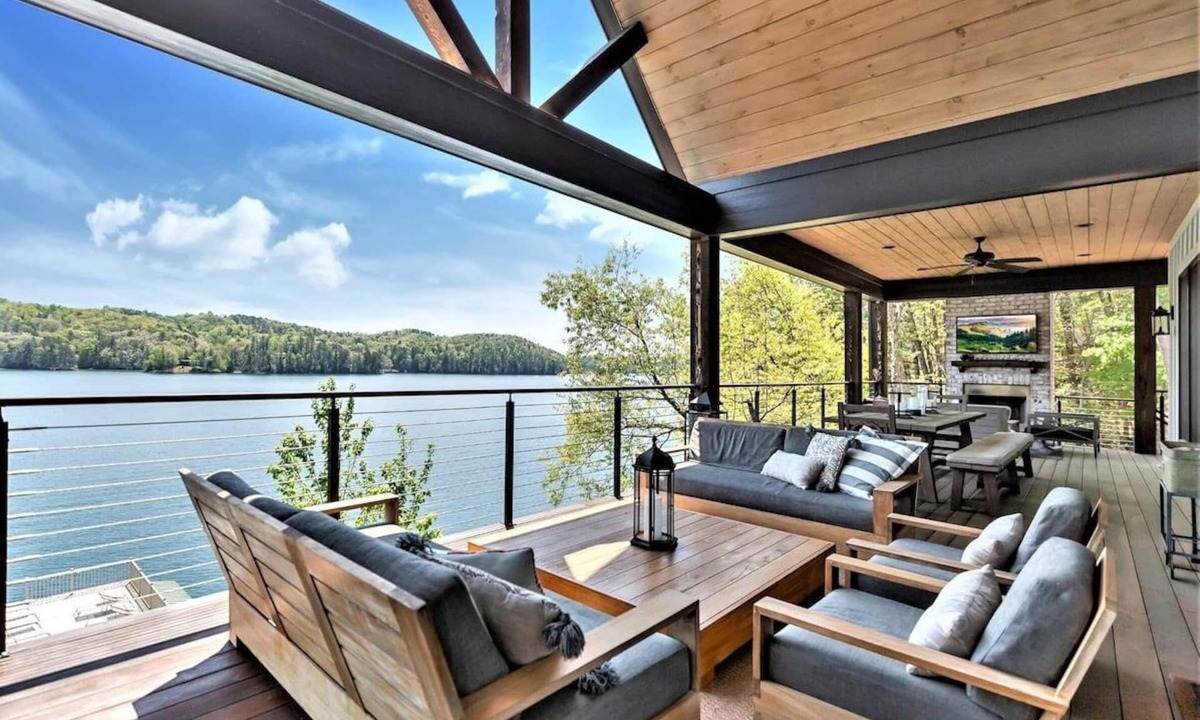 Turtlehead House | Turtlehead 520: Luxurious 6BR retreat in scenic Salem, SC, perfect for family getaways.