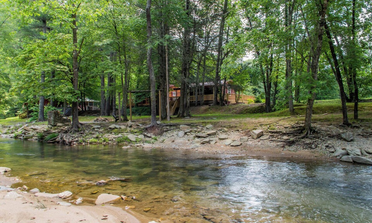 Deep Gap Cabin | Twin Creeks Cabin - RIVER FRONT! *Hot tub* 4 acres! Pets OK