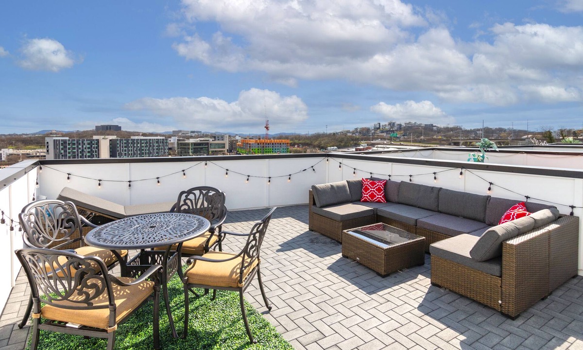 Nashville Villa | Two Gorgeous Houses🌟8 Ensuite🌟20 Beds🌟Downtown Views🌟Game Rooms🌟Parking