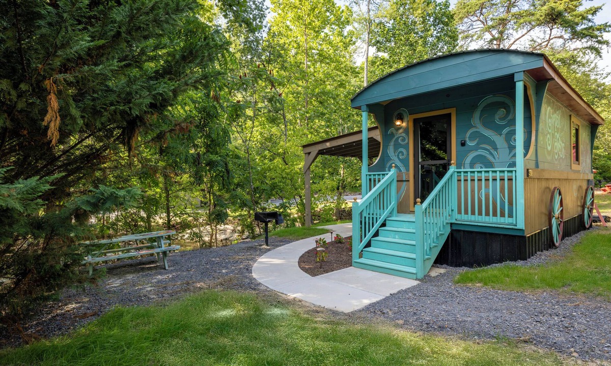 Goldbond Cottage | Unique Gypsy Jade at Four Fillies Lodge-w/Hot Tub