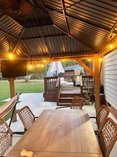 Sunset Road House | Uptown in 6 Mins - Game Deck - Private Acre - Sleeps 10