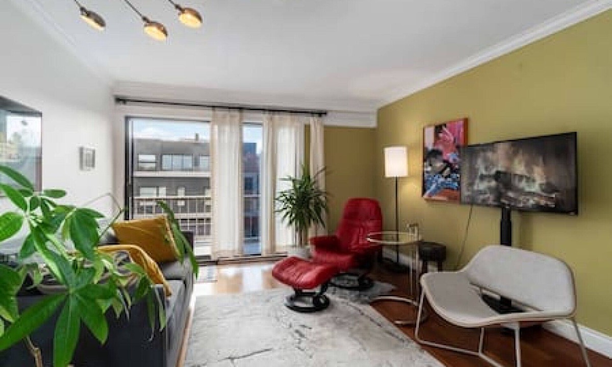 Kitsilano Apartment | Vancouver, Kitsilano condo 111 steps to Kits beach