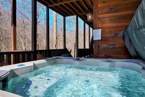 Hiawassee House | Vintage Luxury Mountain Cabin, Creekside, King Bed, Spa, Fire Pit, Game Room, DogsOk