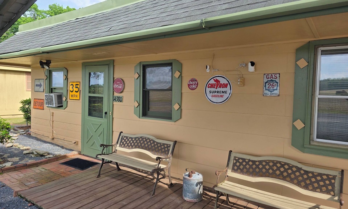 Minturn House | Vintage Pool Hall Store House – More Than a Stay, It’s an Experience