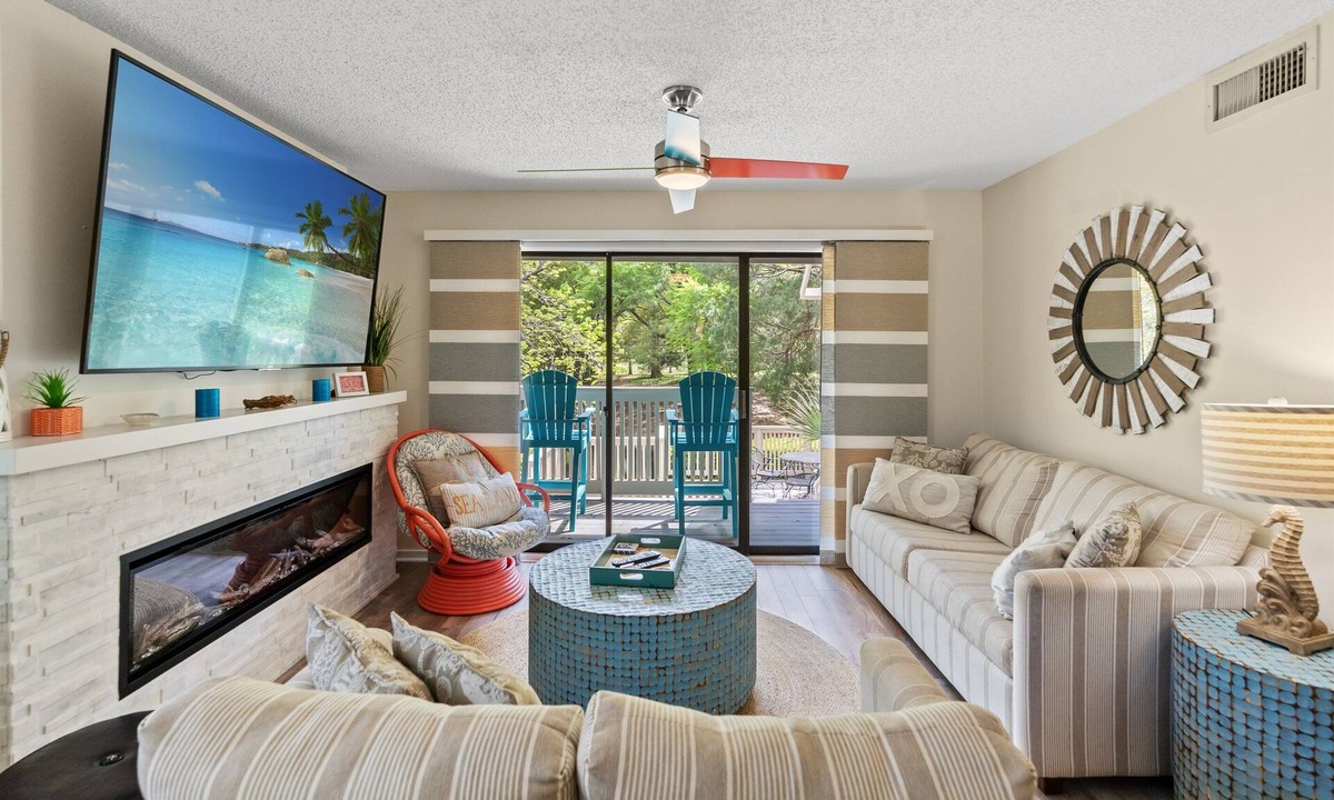 Arcadian Shores Villa | W Hyde Pk 19A in Kingston 1st floor, Pool, Beach