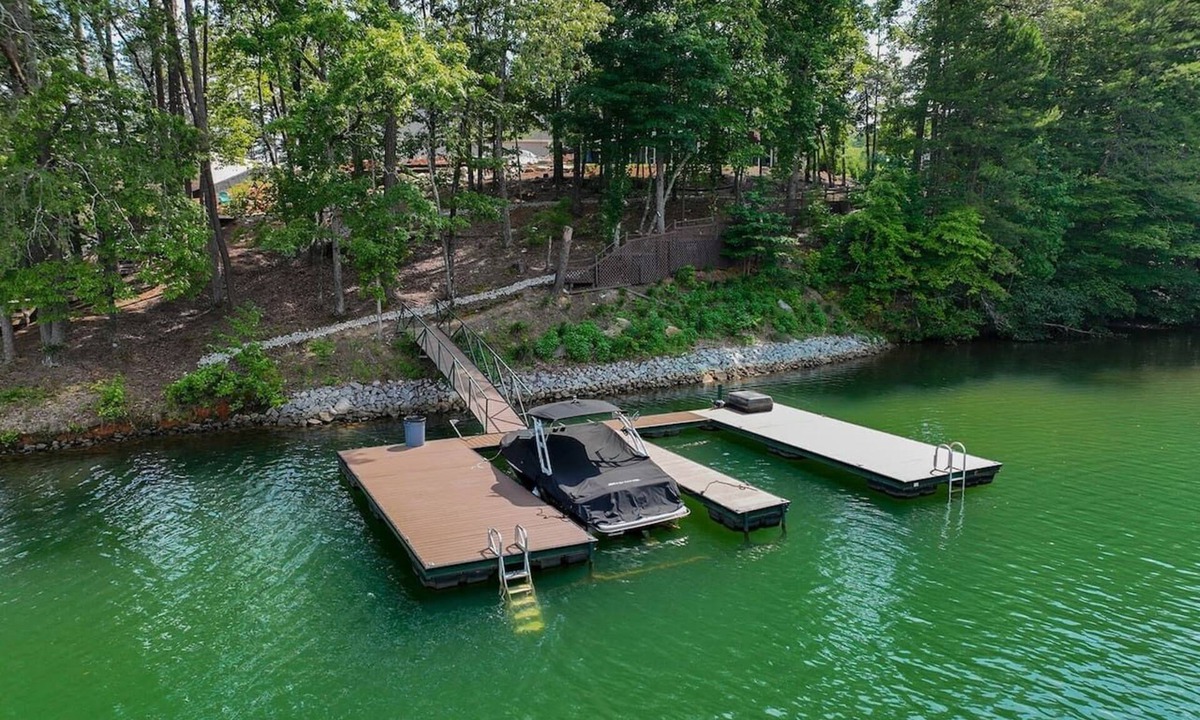 Salem House | Wakeboard Run on Lake Keowee- with dock + Firepit + sleeps 14