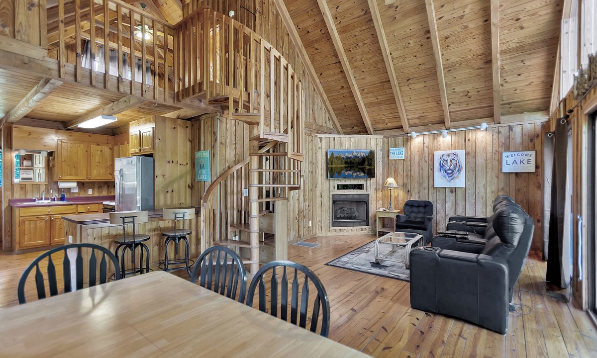 Six Mile House | Walhalla Hwy Spacious 4BR home with waterfront access, perfect for 8 guests.