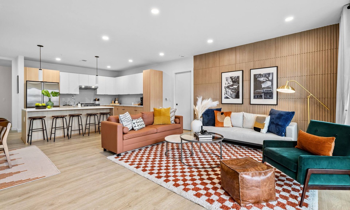 Downtown Nashville Condo | ~Walk to Broadway & the Gulch~ King Bed, Balcony, Free Parking, Gym, Pool!