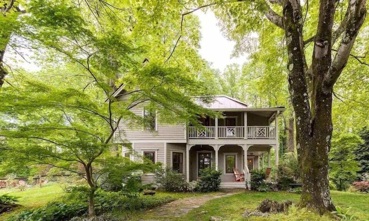 Saluda House | Walk to Main St Saluda*Outdoor Games* Pet Friendly*