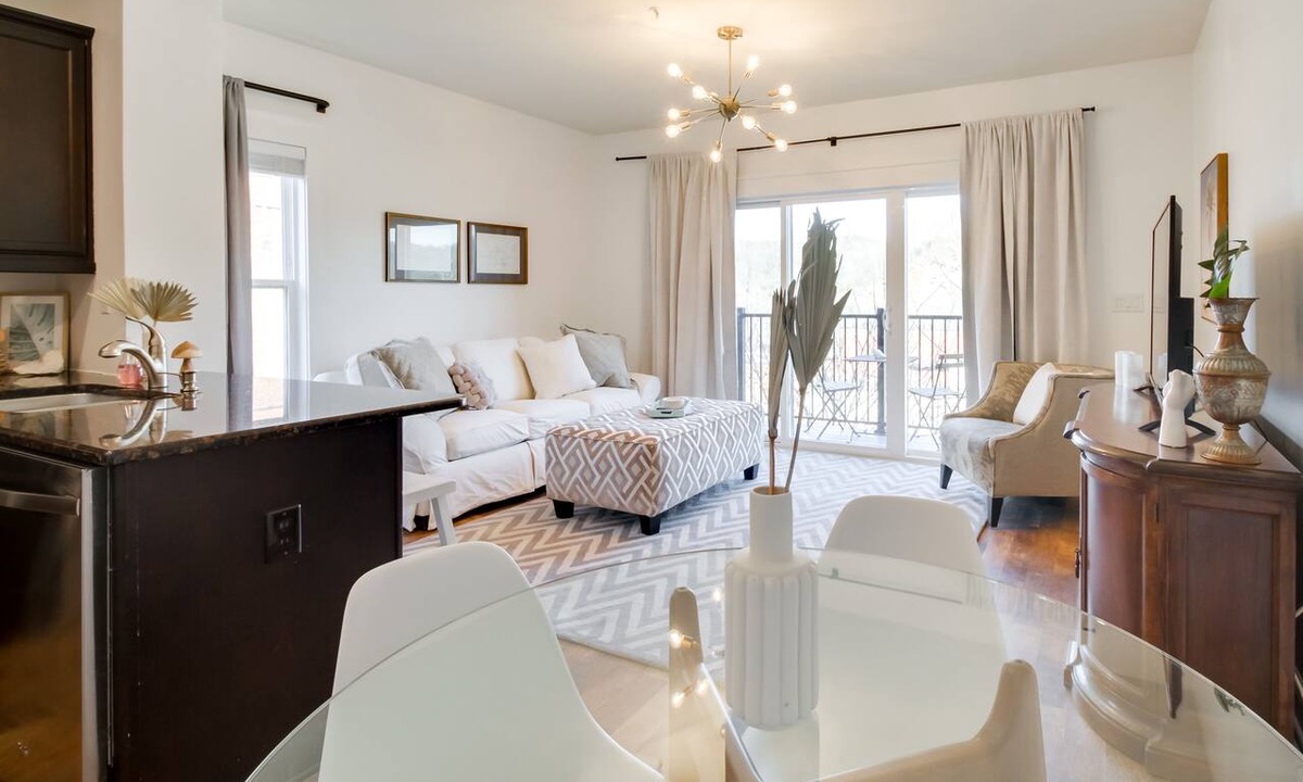 Central Business District Condo | Walkable Lynchburg Condo w/Private Balcony