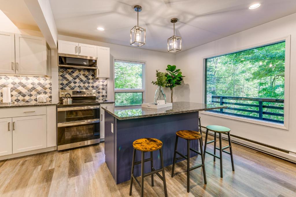 Hemphill Heights House | Waynesville Cabin w/Pickleball Court and Hot Tub