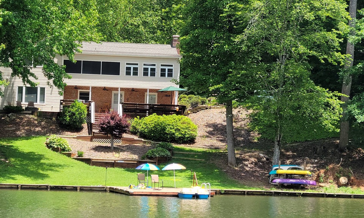 Salem House | We invite you & your family to spend your vacation at our 5 bdrm Lakefront Home.