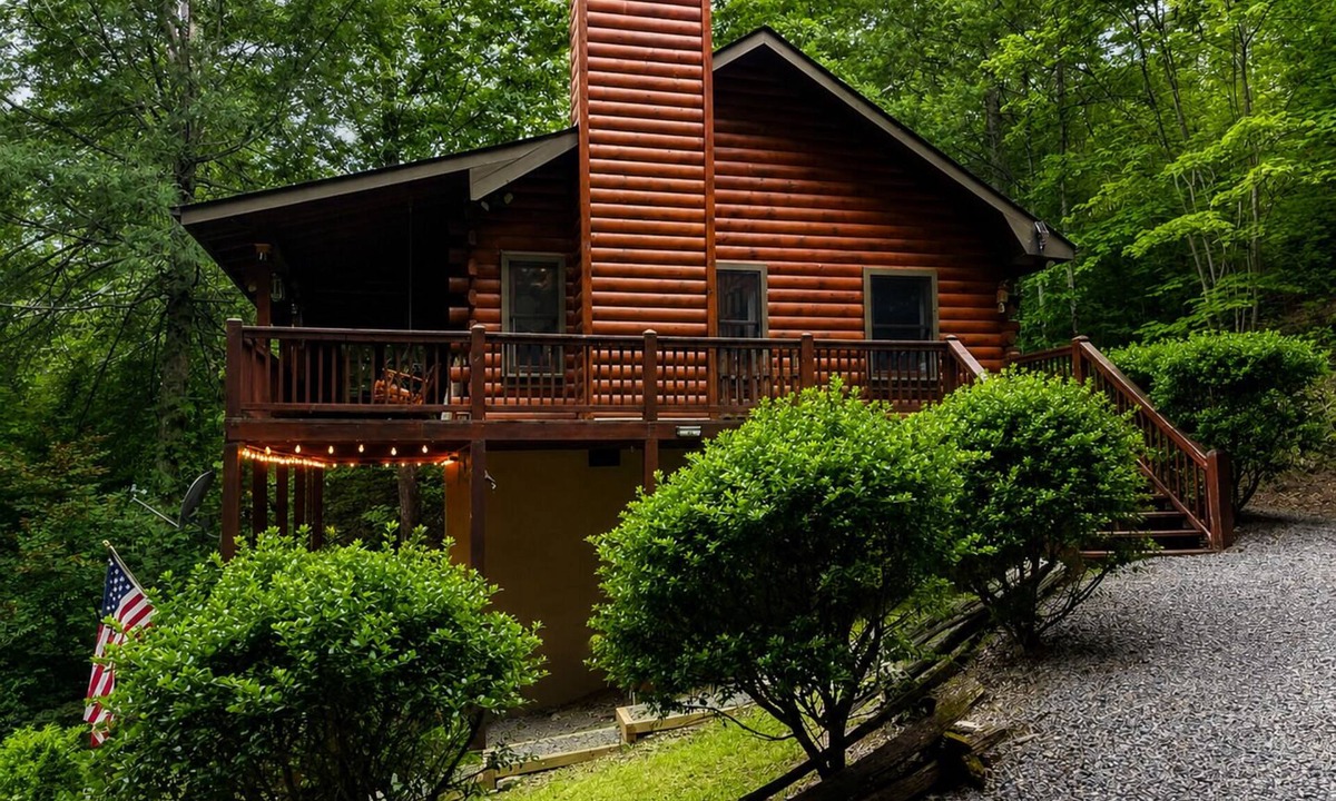 Hidden Lake House | Welcome to Bearadise! Charming cabin 10 minutes to downtown Blue Ridge!