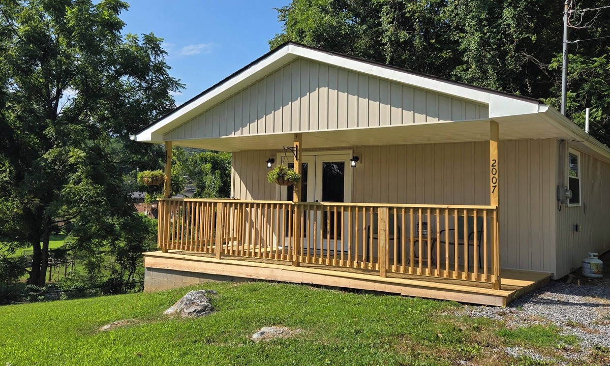 Johnson City Cottage | Welcoming Tiny House close to ETSU, Medical Center and Downtown Johnson City, TN