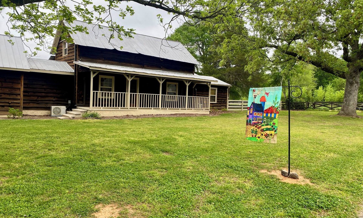 Roebuck House | Whiffletree Farmhouse just 2 mins off I-26 & 8 mins from downtown Spartanburg!