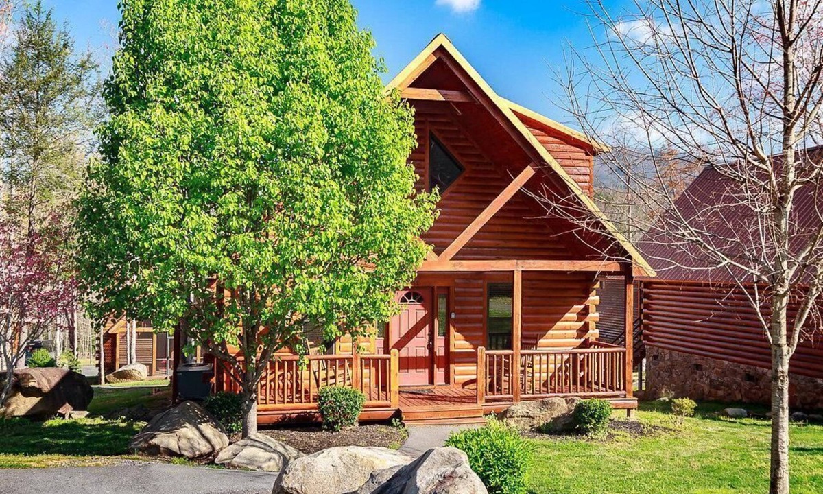White Oak Lodge Cabin | White Oak Getaway, Hot Tub, Sleeps 6, Resort Community.