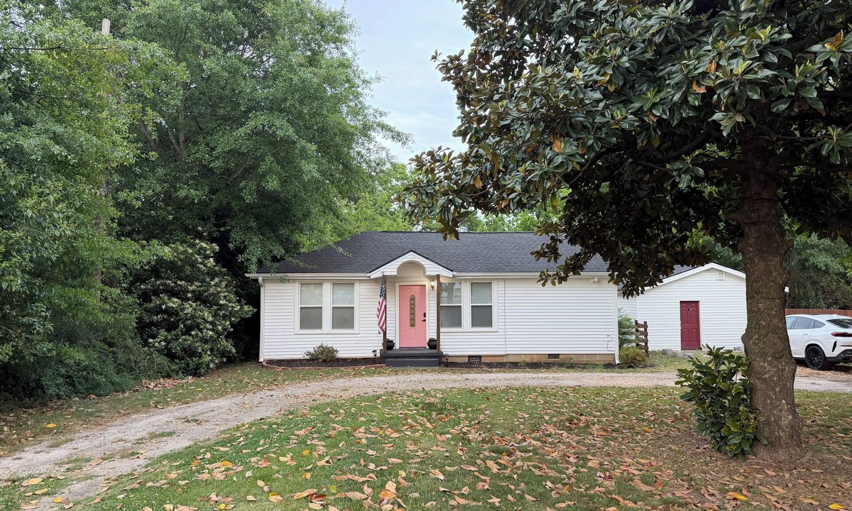 Welcome Cottage | Whitehorse Cottage- Charming 2 bedroom cottage in charming Greenville SC