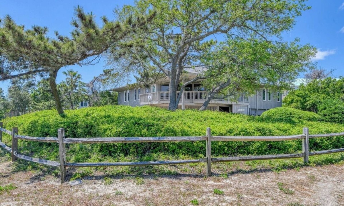 Inlet Harbour House | Wonderful 5-bedroom, canal-front house in Garden City