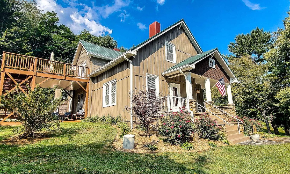 West Jefferson House | Your Mountain Escape Awaits Walnut Hill Estate -Walk to West Jefferson