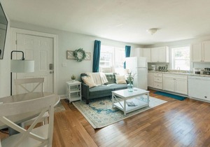 Cozy Farmhouse Apartment in Bristol 2 bed 1 bath